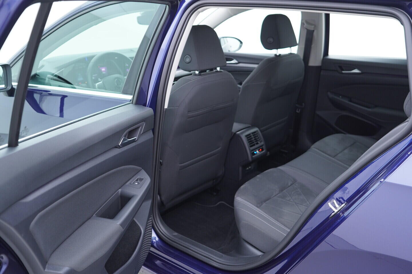 OV190V11059_35.webp_GOLF VARIANT Style 2.0 TDI 110 kW manuál, DPH