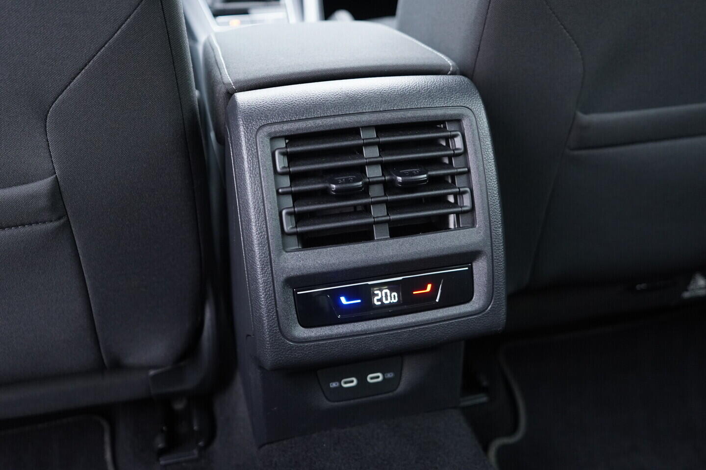 OV190V11059_36.webp_GOLF VARIANT Style 2.0 TDI 110 kW manuál, DPH