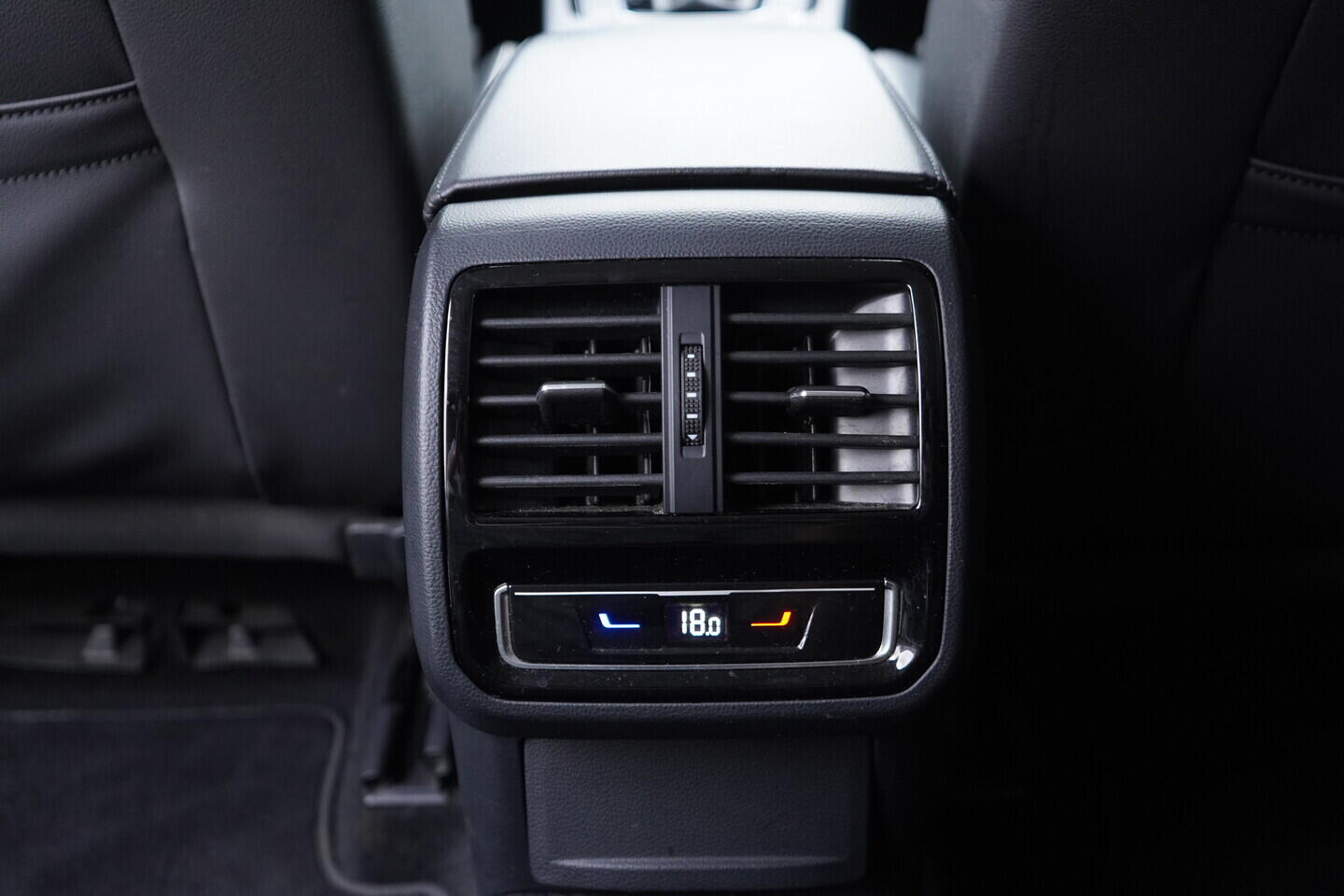 OV190V11068_37.webp_PASSAT VARIANT Elegance 2.0 TDI 110 kW automat, DPH