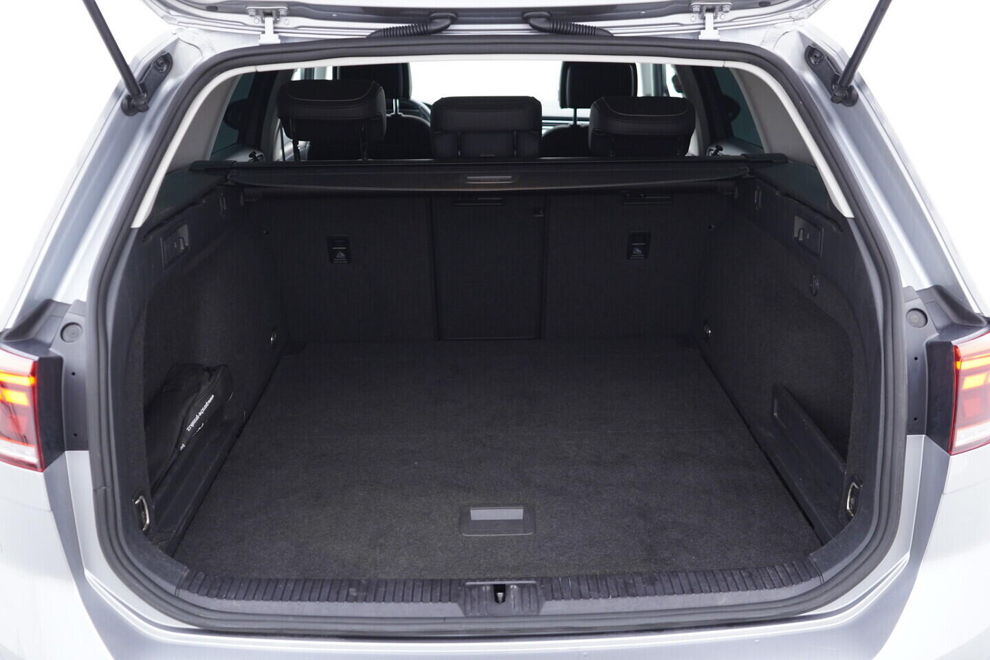 OV190V11068_39.webp_PASSAT VARIANT Elegance 2.0 TDI 110 kW automat, DPH