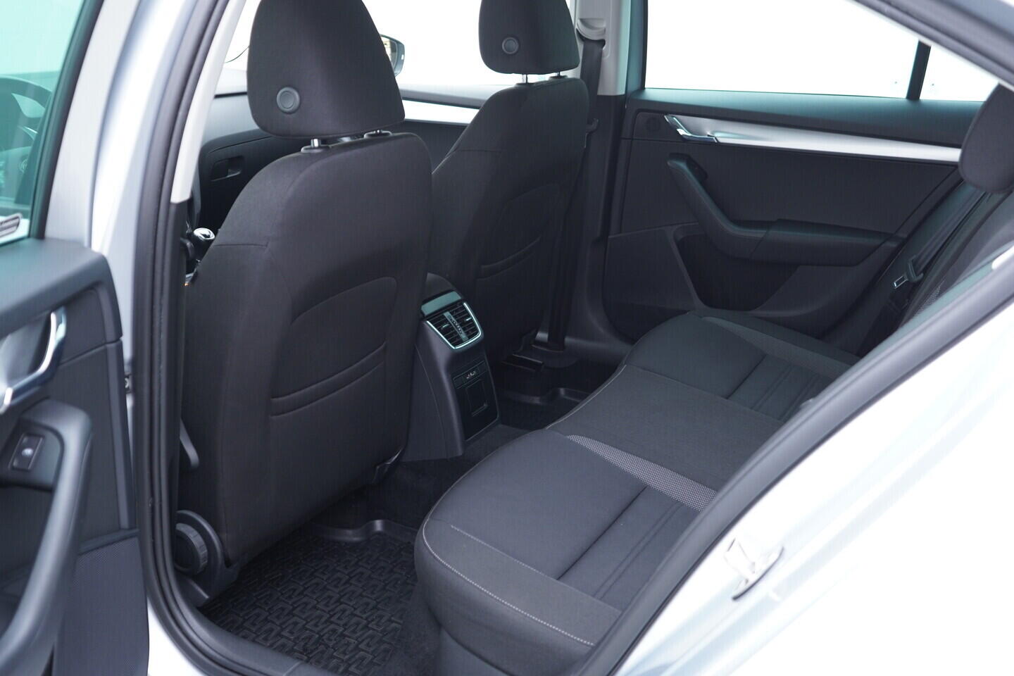 OV190V11073_35.webp_OCTAVIA Ambition Plus 1.6 TDI 85 kW manuál, DPH