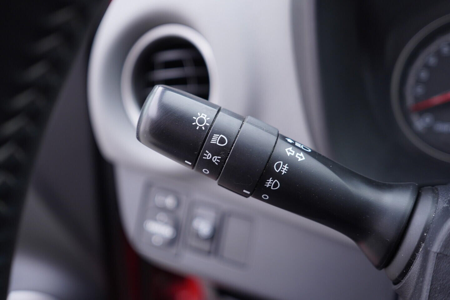 OV190V11083_23.webp_YARIS  1.0 . 51 kW manuál