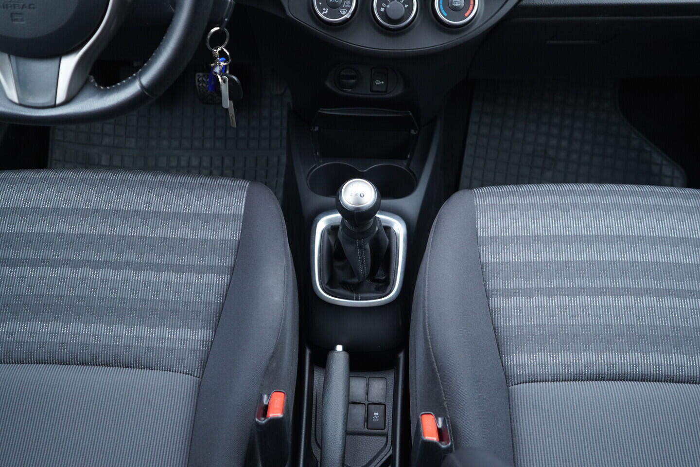 OV190V11083_30.webp_YARIS  1.0 . 51 kW manuál