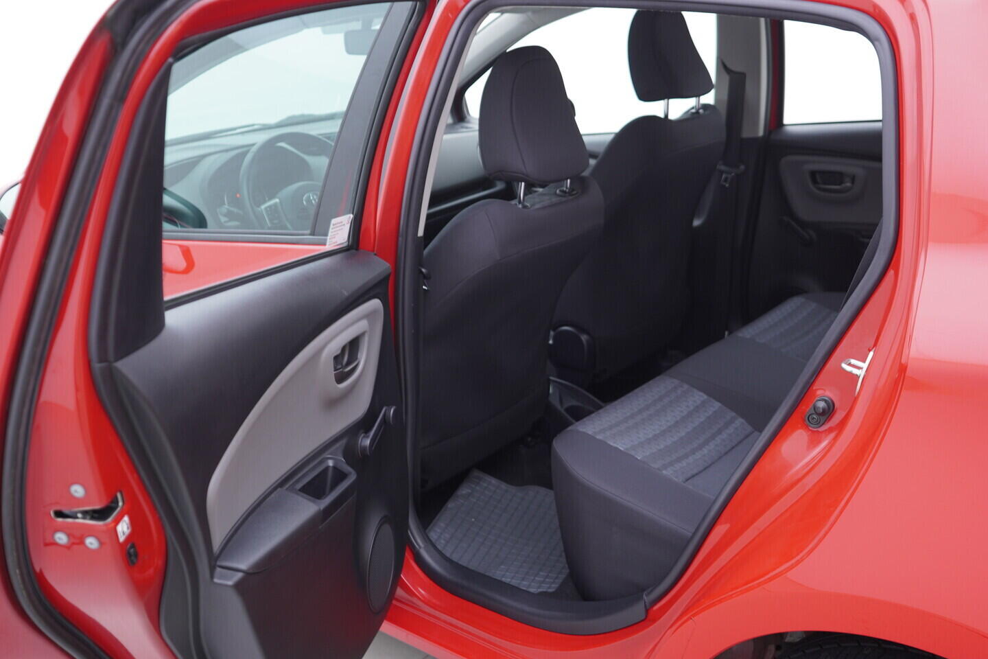 OV190V11083_31.webp_YARIS  1.0 . 51 kW manuál