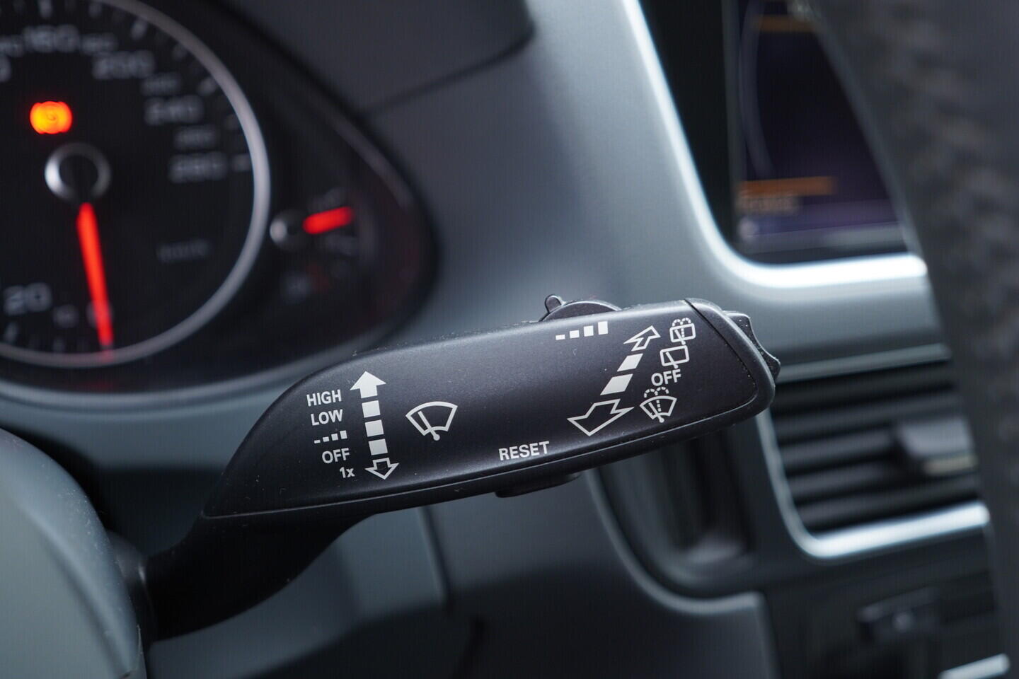 OV190V11095_25.webp_Q5 S-line 2.0 TDI 110 kW manuál