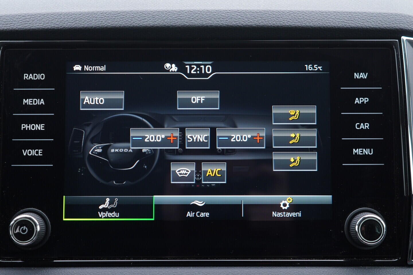 OV190V11097_32.webp_KAROQ Selection 1.5 TSI 110 kW automat, DPH