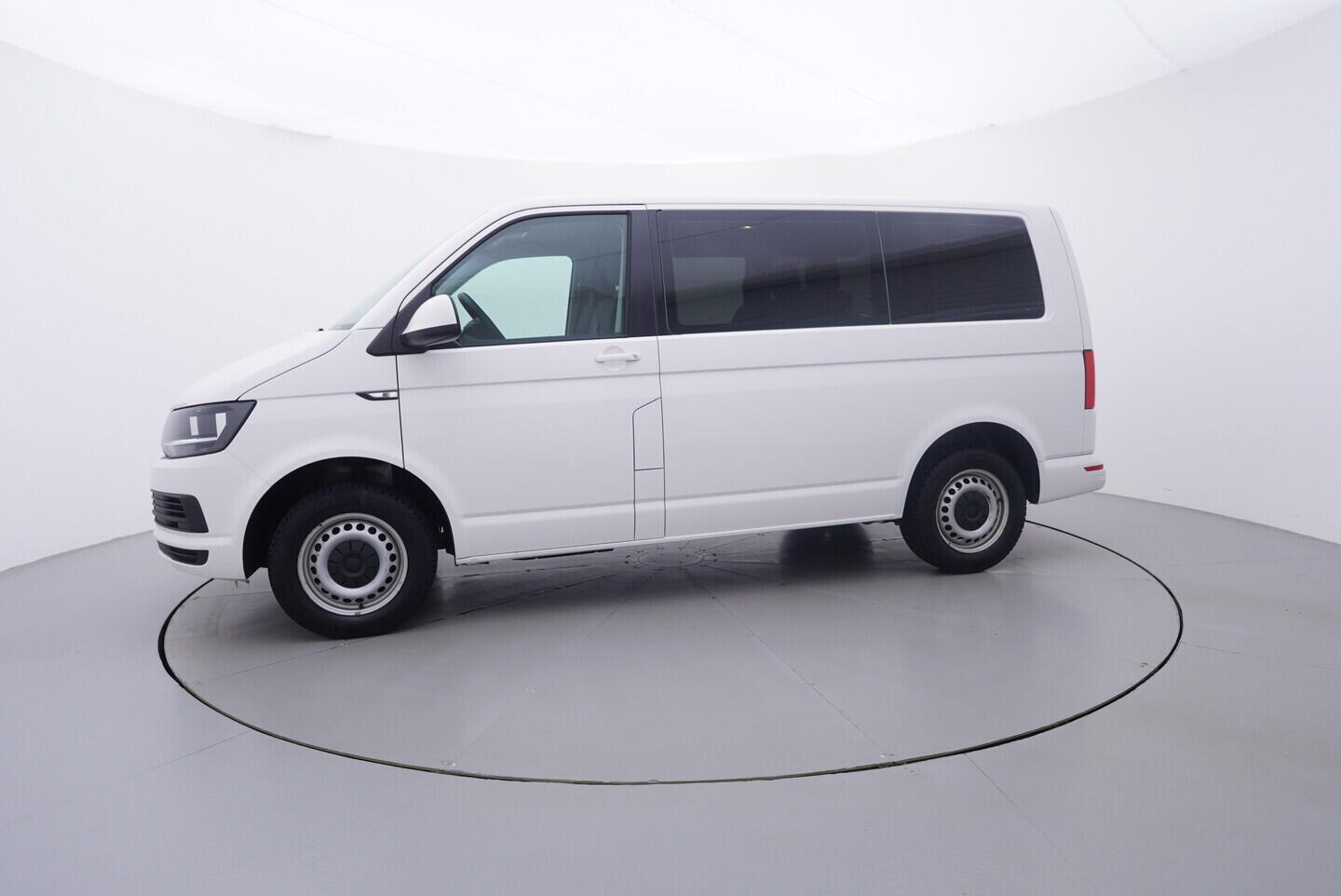 OV190V11101_11.webp_TRANSPORTER KOMBI  2.0 TDI 110 kW manuál, DPH