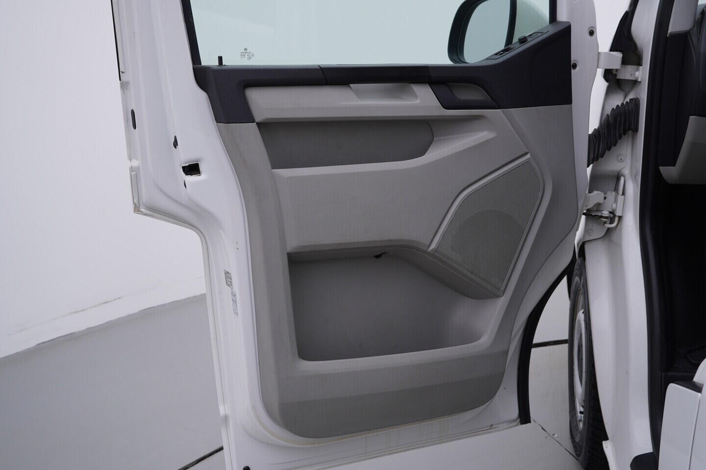 OV190V11101_19.webp_TRANSPORTER KOMBI  2.0 TDI 110 kW manuál, DPH