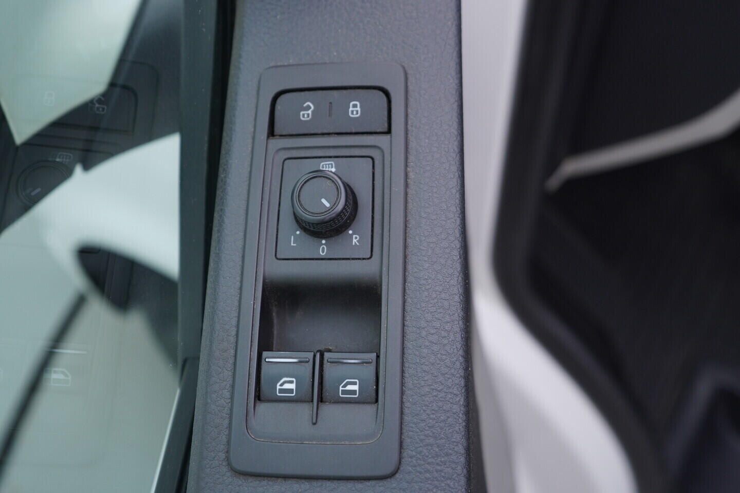 OV190V11101_20.webp_TRANSPORTER KOMBI  2.0 TDI 110 kW manuál, DPH