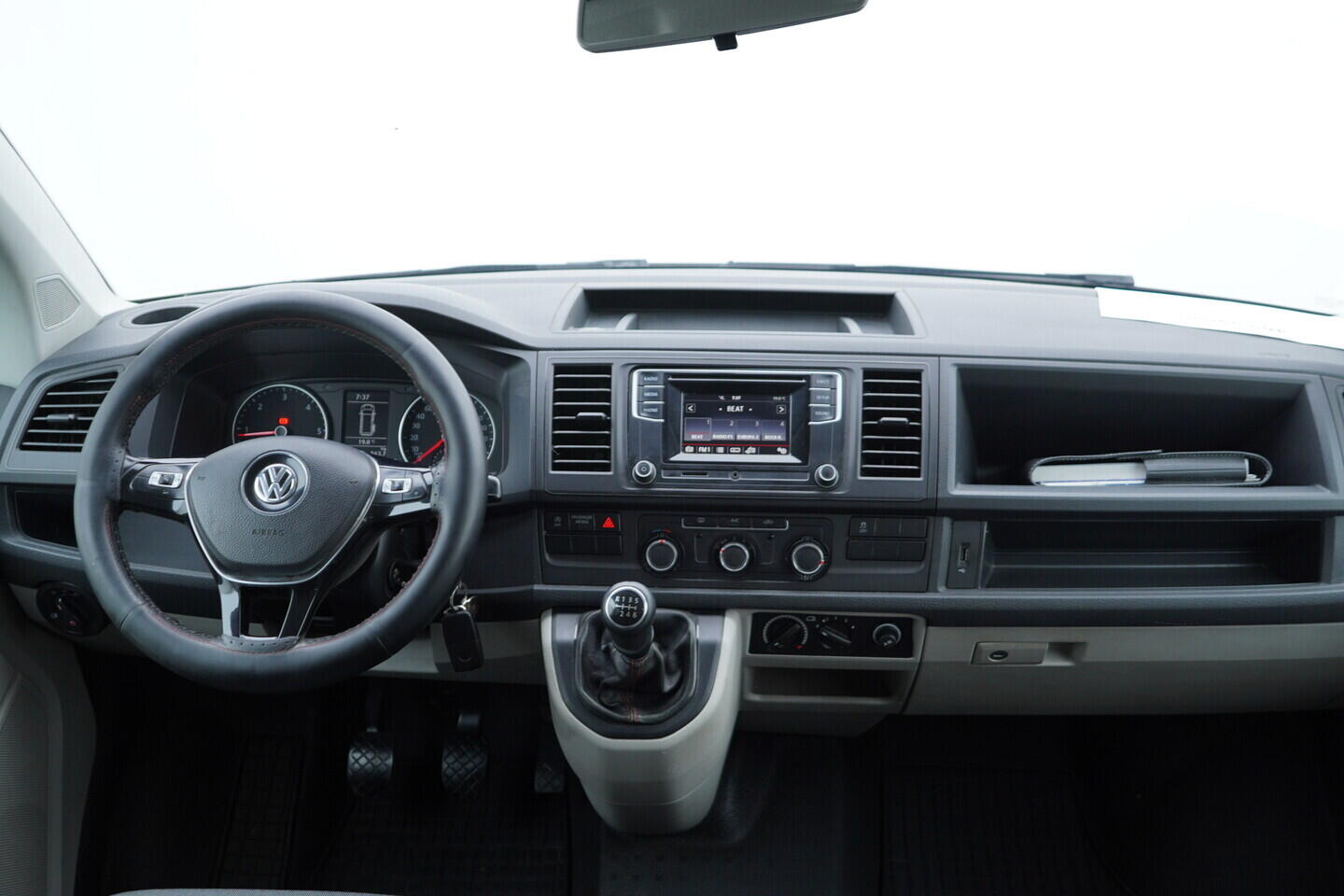 OV190V11101_25.webp_TRANSPORTER KOMBI  2.0 TDI 110 kW manuál, DPH