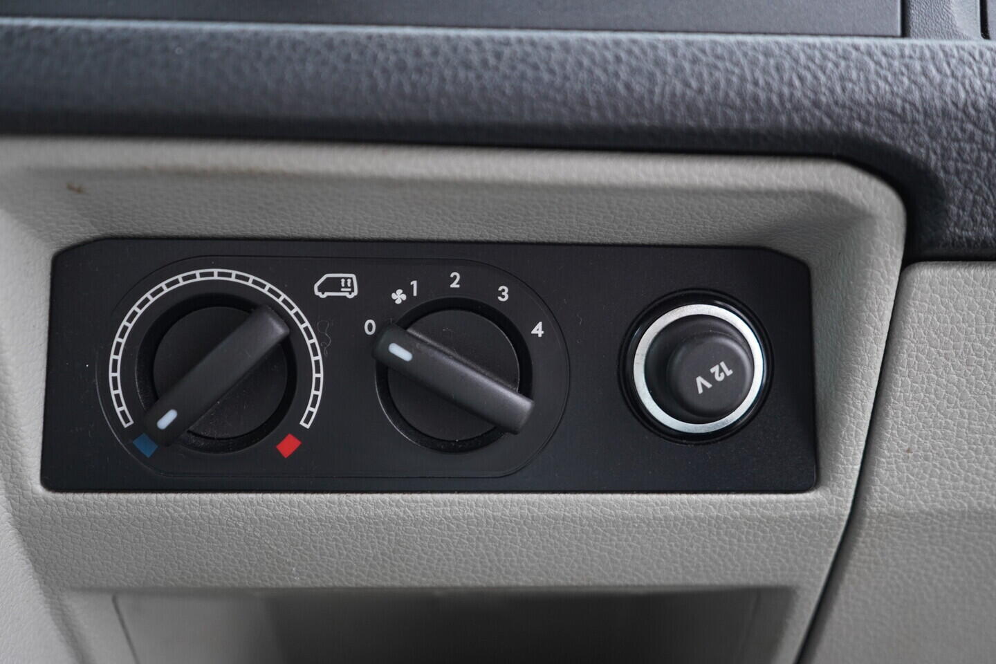 OV190V11101_32.webp_TRANSPORTER KOMBI  2.0 TDI 110 kW manuál, DPH