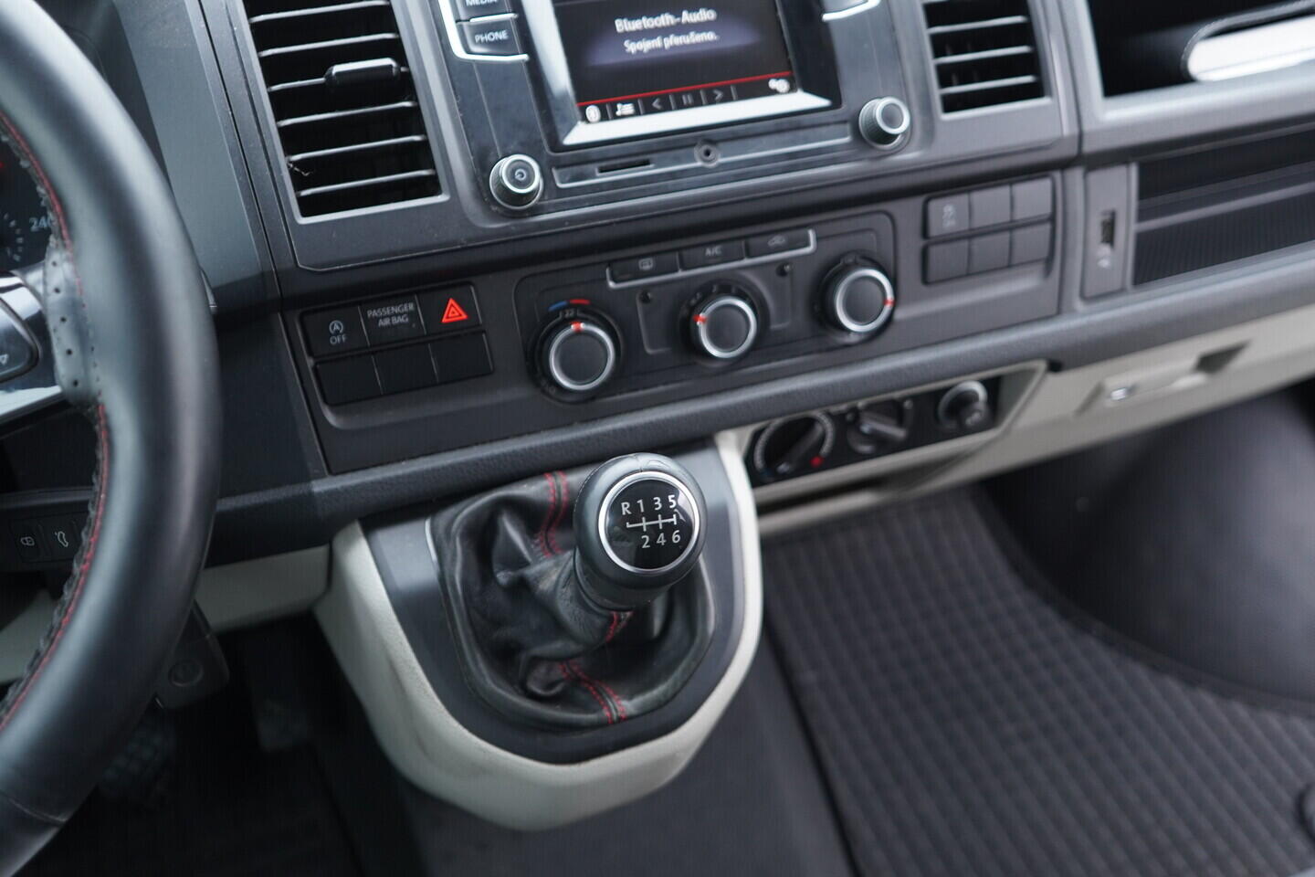 OV190V11101_33.webp_TRANSPORTER KOMBI  2.0 TDI 110 kW manuál, DPH