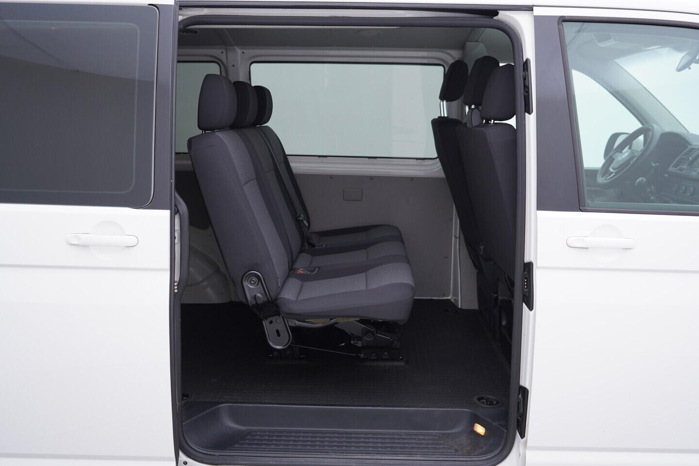 OV190V11101_34.webp_TRANSPORTER KOMBI  2.0 TDI 110 kW manuál, DPH