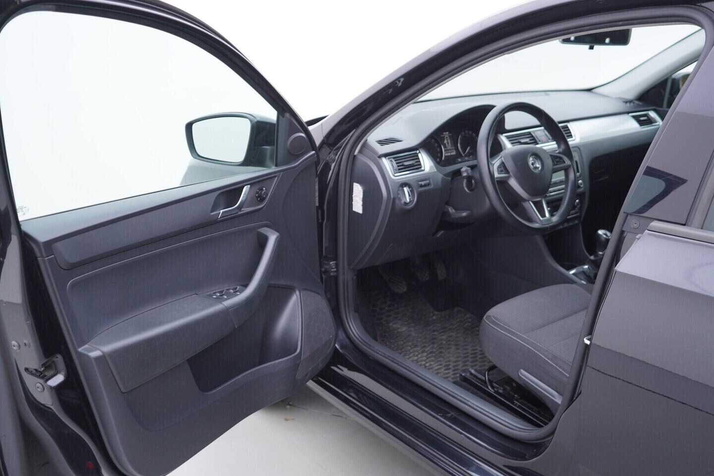 OV190V11105_18.webp_RAPID  1.6 TDI 77 kW manuál