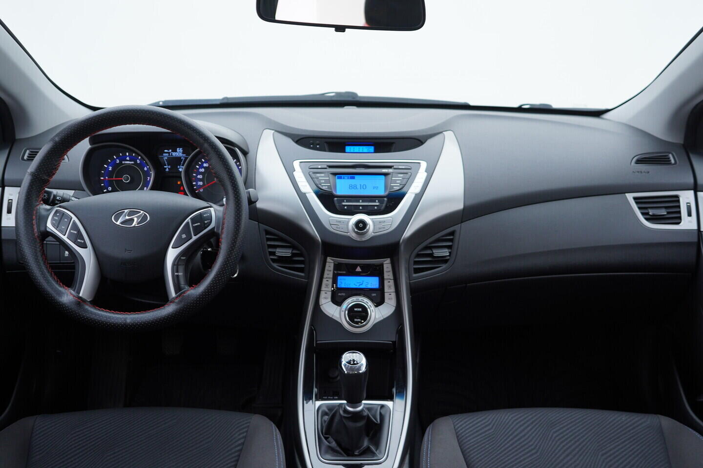 OV190V11106_25.webp_ELANTRA  1.6 T-GDI 97 kW manuál