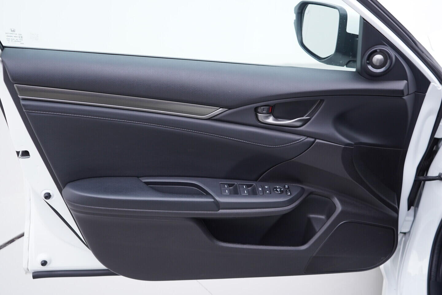 OV190V11112_19.webp_CIVIC Executive 1.0 VTEC 95 kW manuál