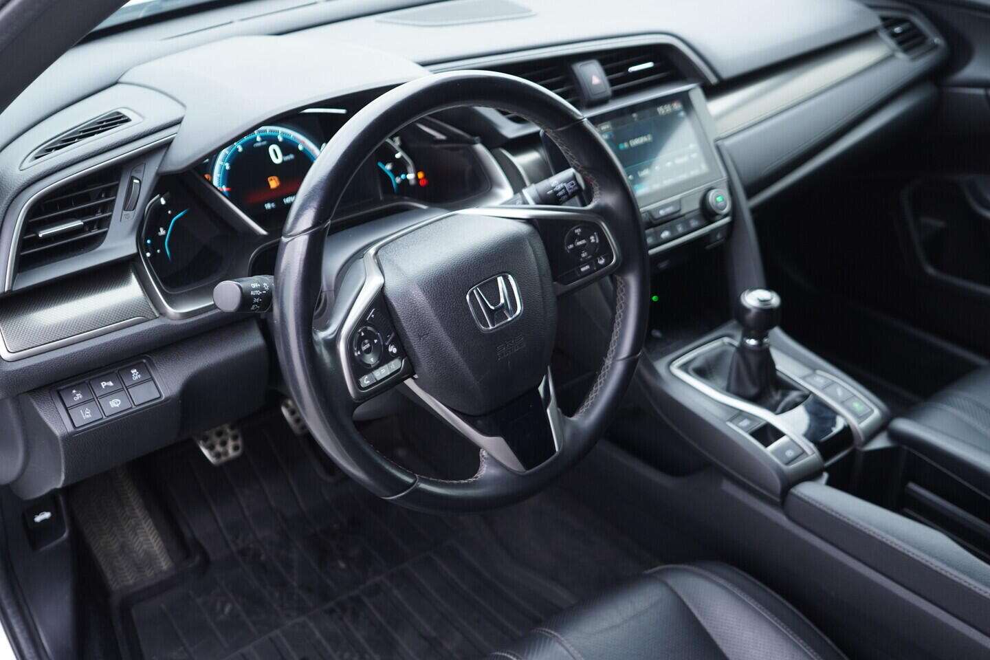 OV190V11112_21.webp_CIVIC Executive 1.0 VTEC 95 kW manuál