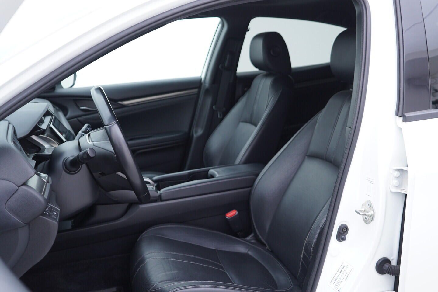 OV190V11112_22.webp_CIVIC Executive 1.0 VTEC 95 kW manuál