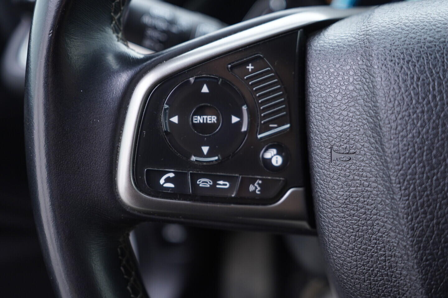 OV190V11112_23.webp_CIVIC Executive 1.0 VTEC 95 kW manuál