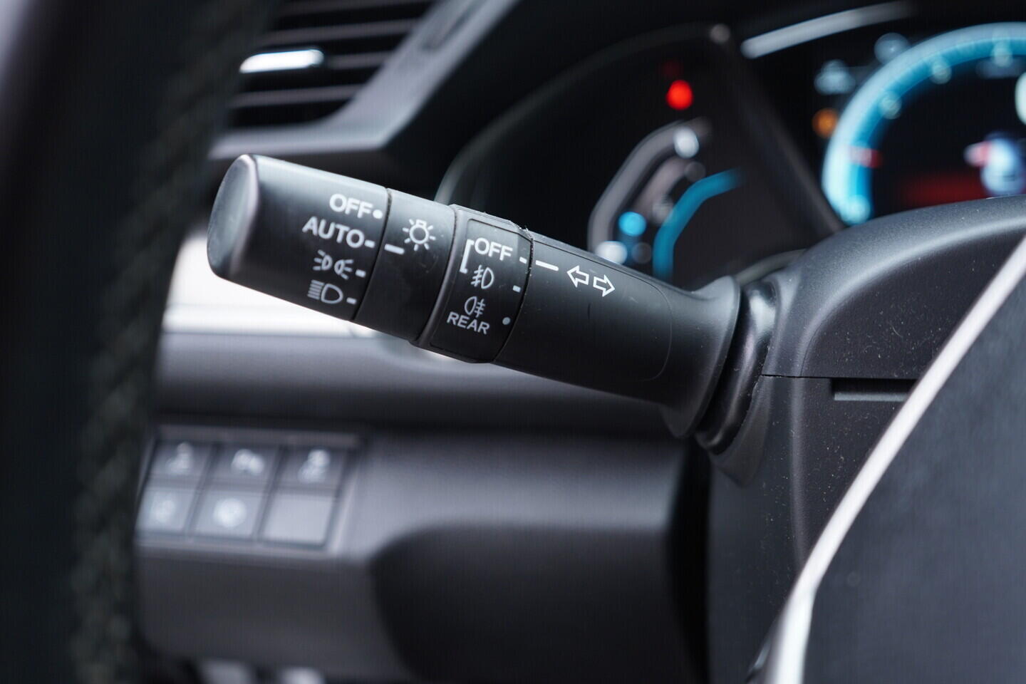 OV190V11112_25.webp_CIVIC Executive 1.0 VTEC 95 kW manuál