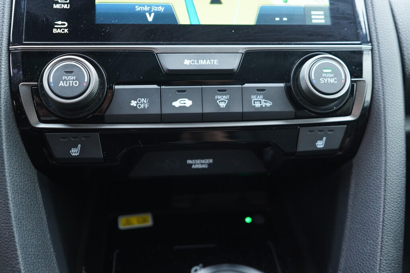 OV190V11112_37.webp_CIVIC Executive 1.0 VTEC 95 kW manuál