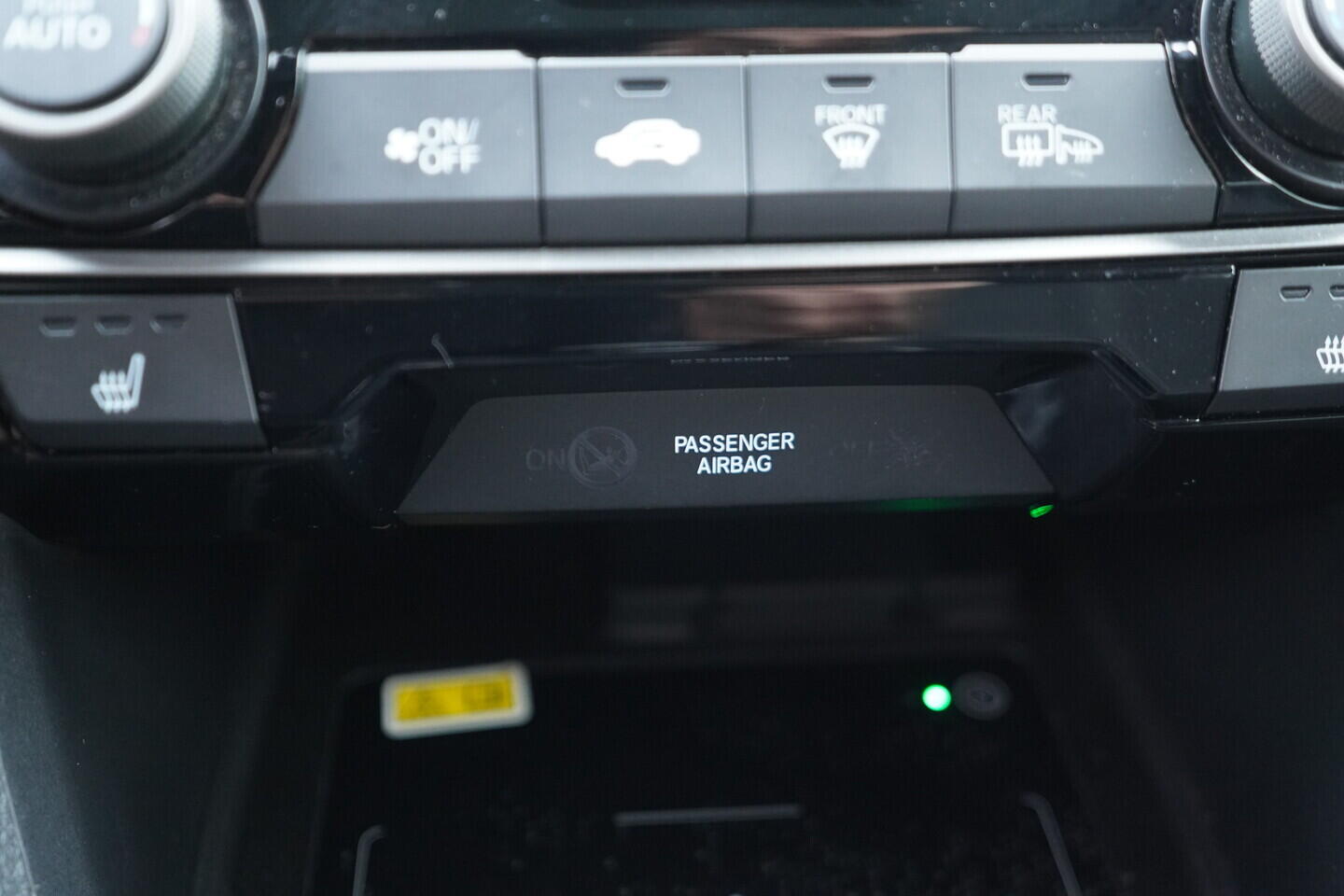 OV190V11112_38.webp_CIVIC Executive 1.0 VTEC 95 kW manuál