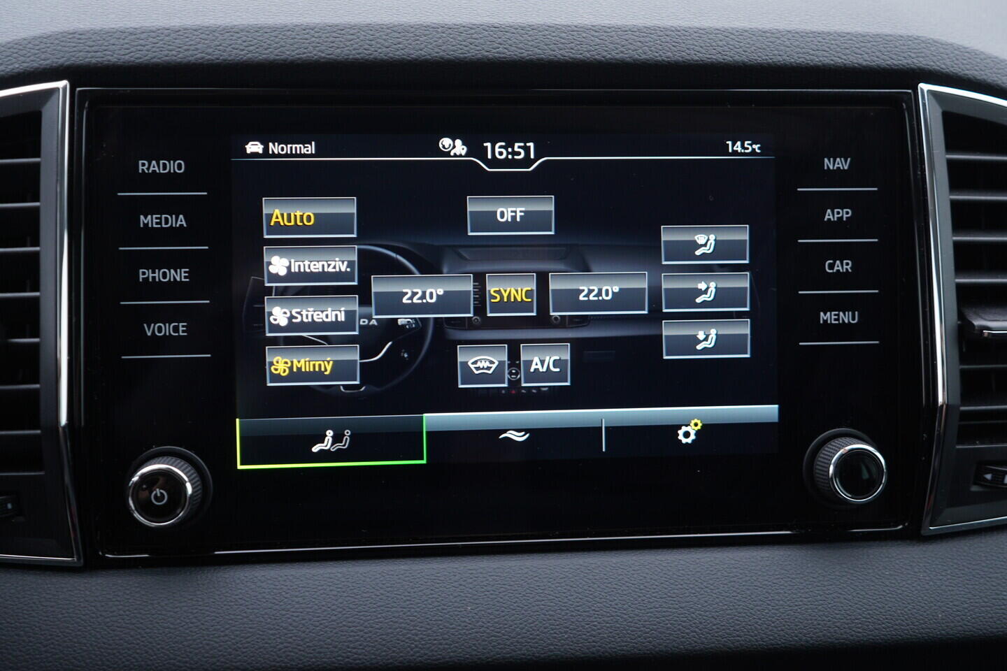 OV190V11122_33.webp_KAROQ Selection 1.5 TSI 110 kW automat, DPH