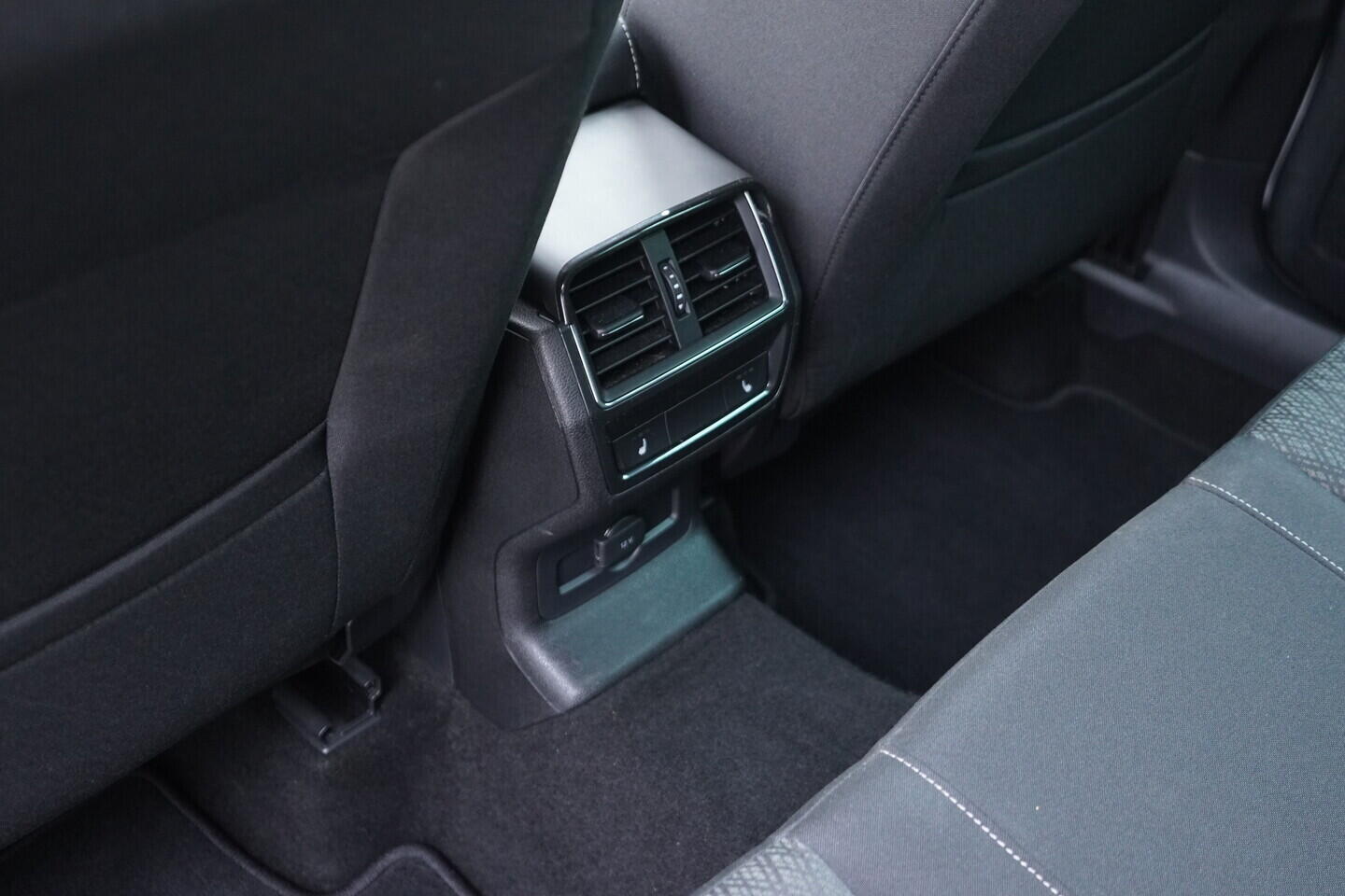 OV190V11122_38.webp_KAROQ Selection 1.5 TSI 110 kW automat, DPH