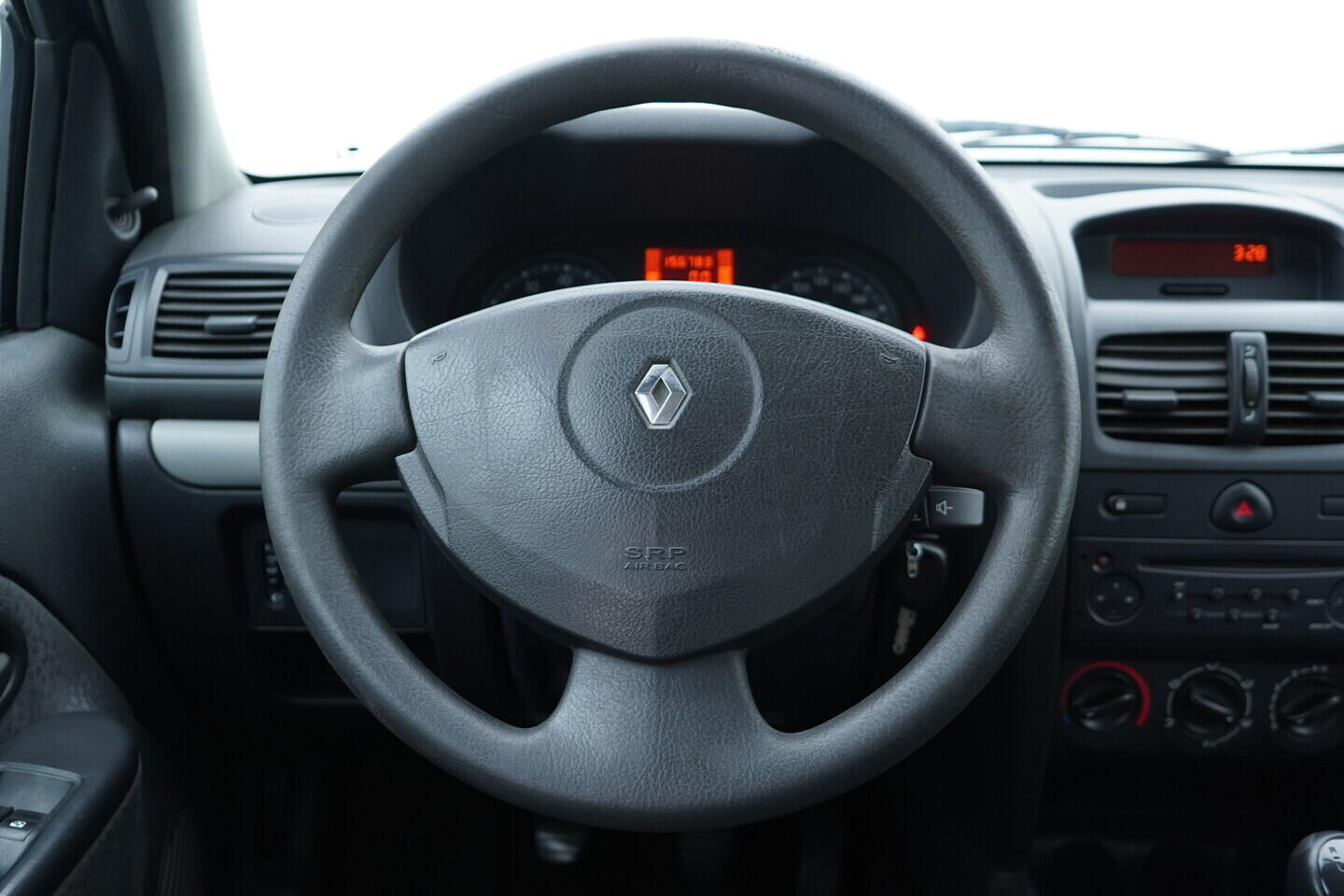 OV190V11131_27.webp_CLIO  1.1 1.2 8V 43 kW manuál