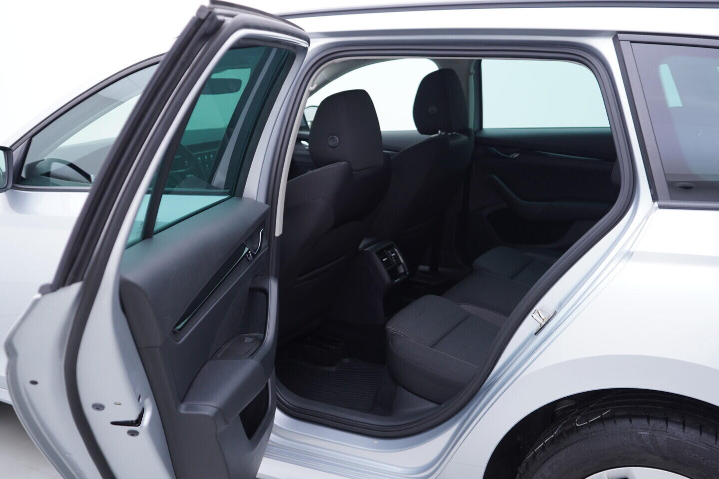 OV190V11133_33.webp_OCTAVIA Ambition 2.0 TDI 85 kW manuál, DPH