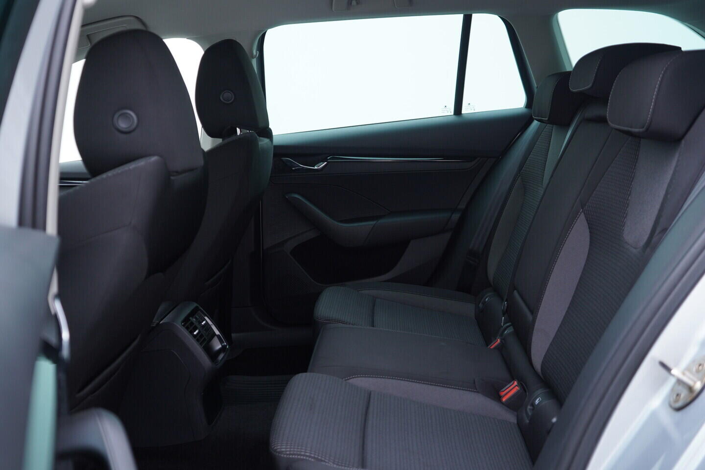 OV190V11133_35.webp_OCTAVIA Ambition 2.0 TDI 85 kW manuál, DPH