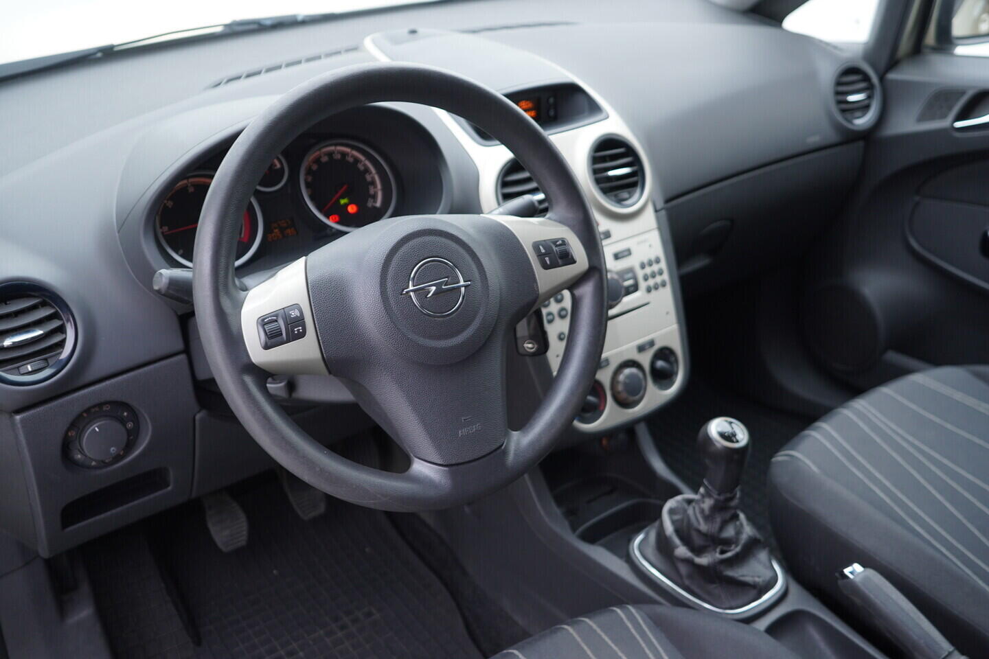 OV190V11142_21.webp_CORSA  1.2 CDTi 66 kW manuál