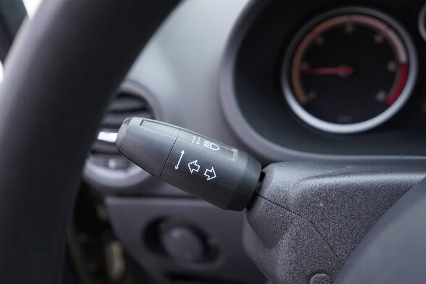 OV190V11142_25.webp_CORSA  1.2 CDTi 66 kW manuál