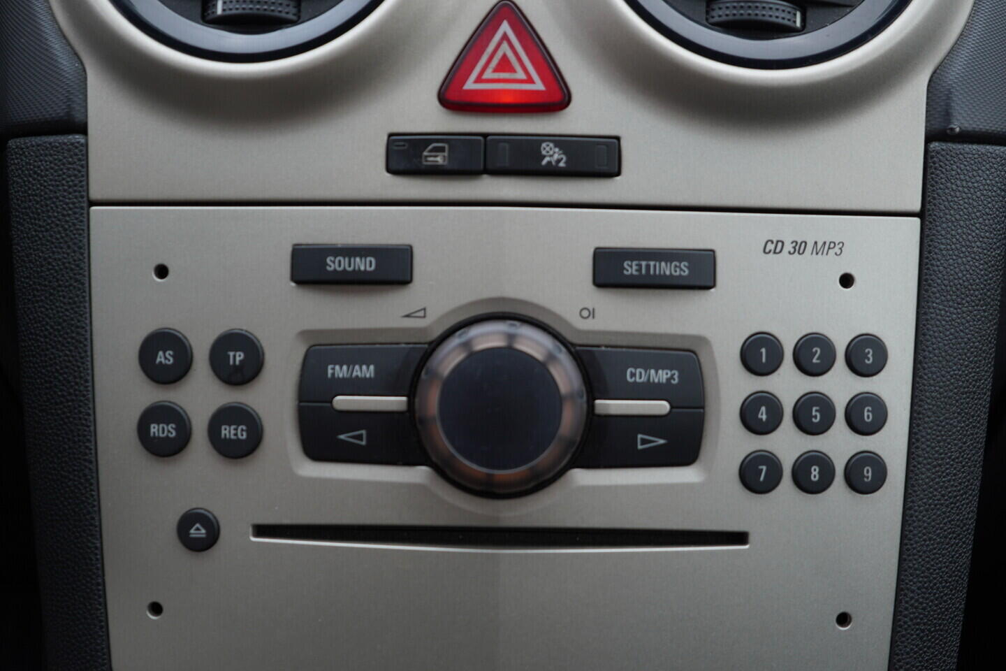 OV190V11142_29.webp_CORSA  1.2 CDTi 66 kW manuál