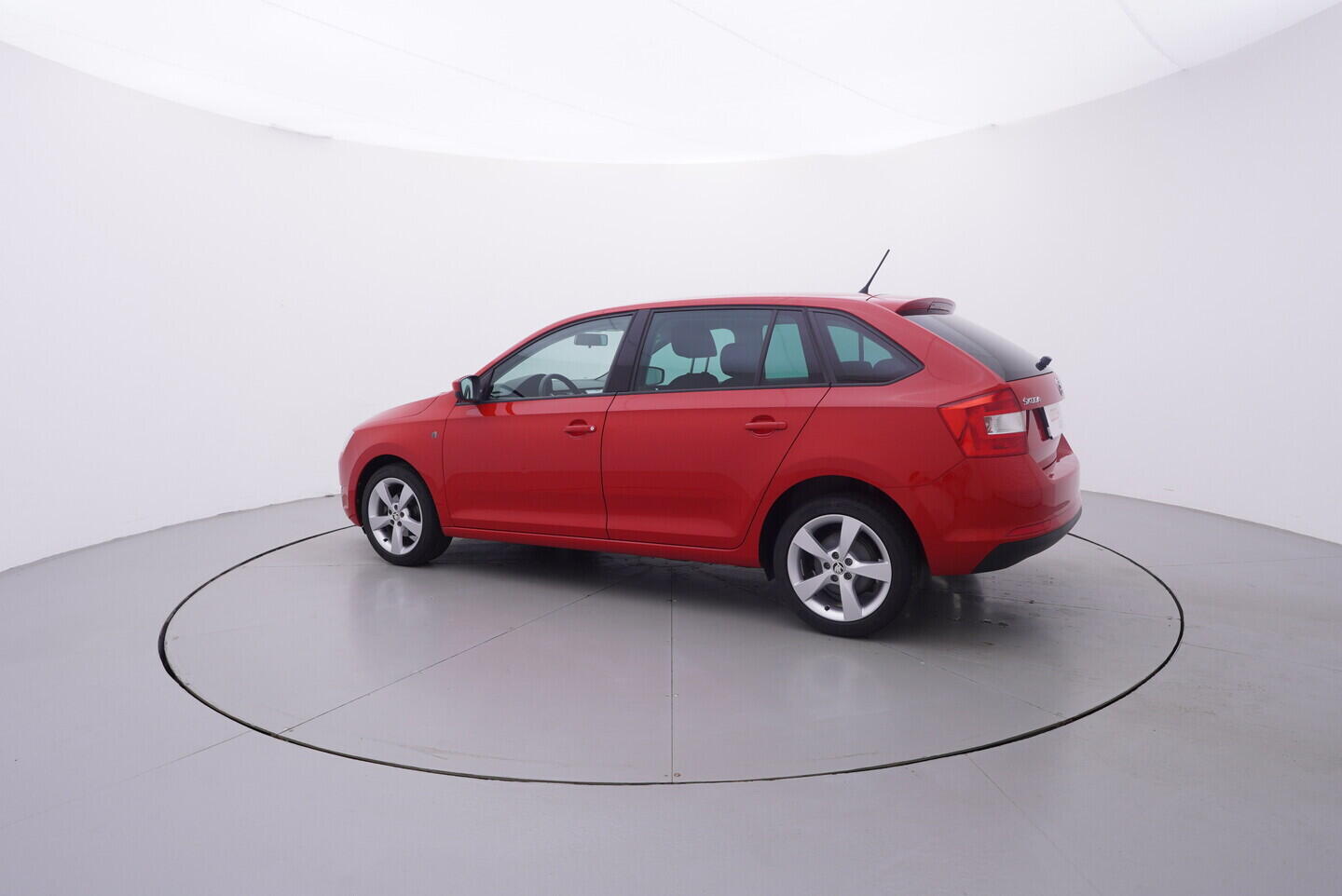 OV190V11147_12.webp_RAPID Ambiente 1.2 TSI 63 kW manuál