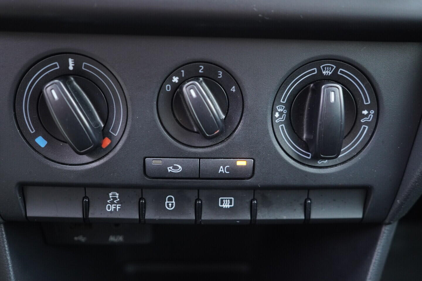 OV190V11147_30.webp_RAPID Ambiente 1.2 TSI 63 kW manuál