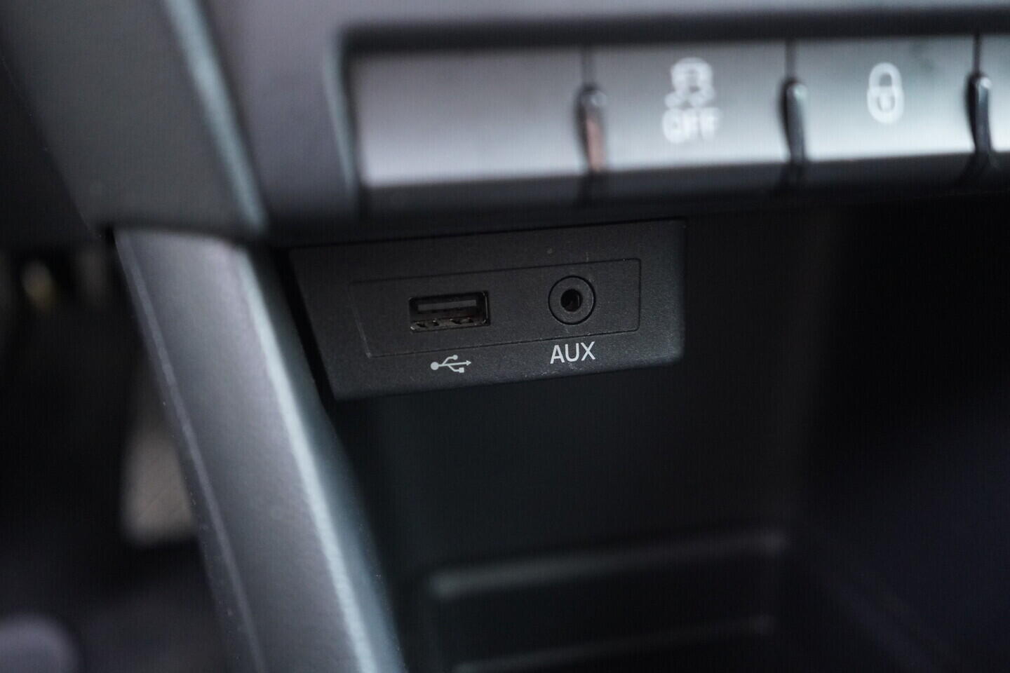 OV190V11147_32.webp_RAPID Ambiente 1.2 TSI 63 kW manuál