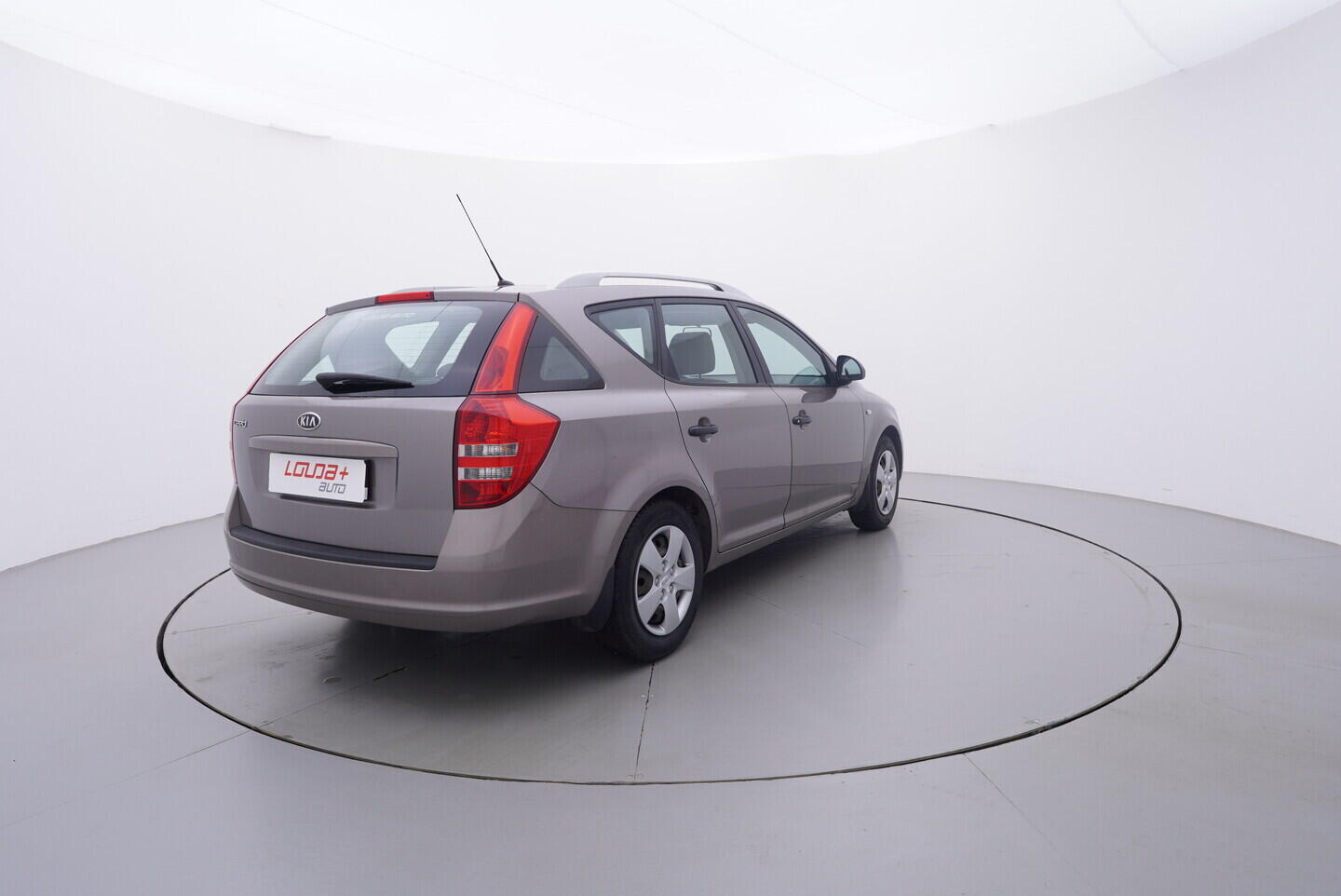 OV190V11156_14.webp_CEED Comfort 1.4 GDI 80 kW manuál