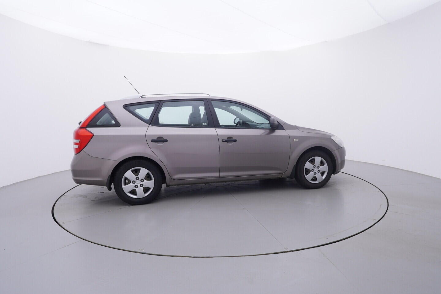 OV190V11156_15.webp_CEED Comfort 1.4 GDI 80 kW manuál