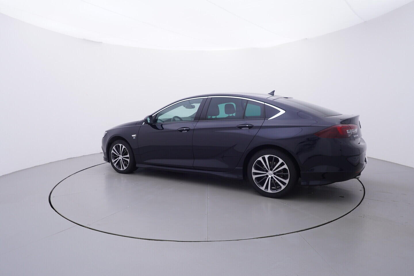 OV190V11204_12.webp_INSIGNIA OPC Line 1.6 . 147 kW manuál, DPH