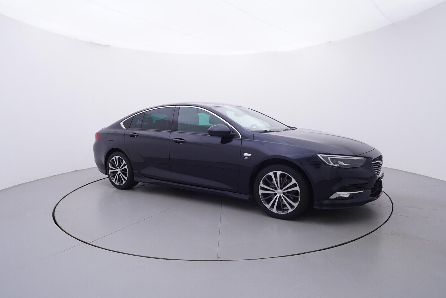 OV190V11204_16.webp_INSIGNIA OPC Line 1.6 . 147 kW manuál, DPH