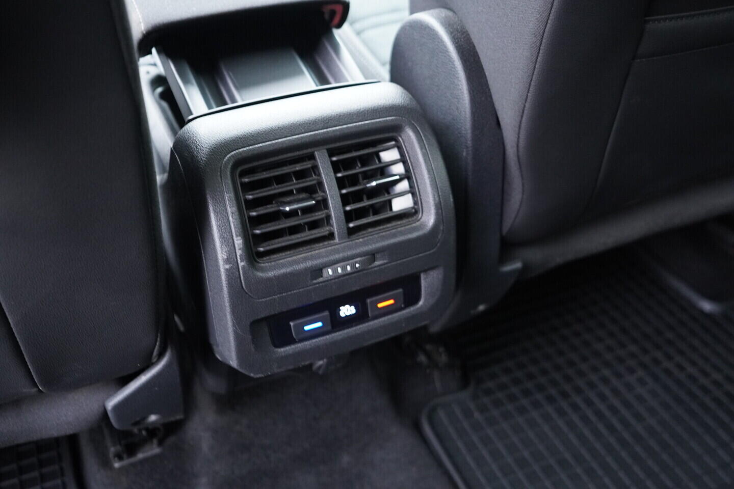 OV190V11234_42.webp_TOURAN Comfortline 1.5 TSI 110 kW automat, DPH