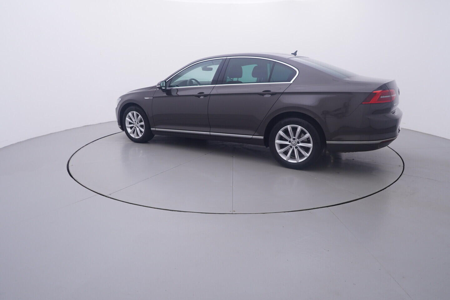 OV190V11267_12.webp_PASSAT  2.0 TDI 110 kW manuál, DPH