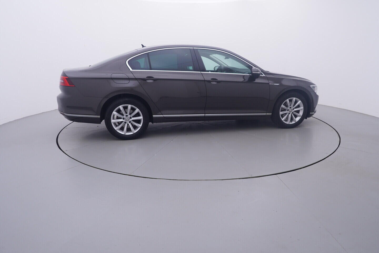 OV190V11267_15.webp_PASSAT  2.0 TDI 110 kW manuál, DPH