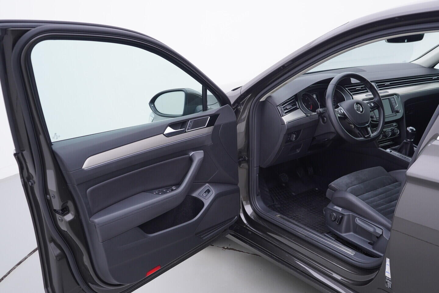 OV190V11267_18.webp_PASSAT  2.0 TDI 110 kW manuál, DPH