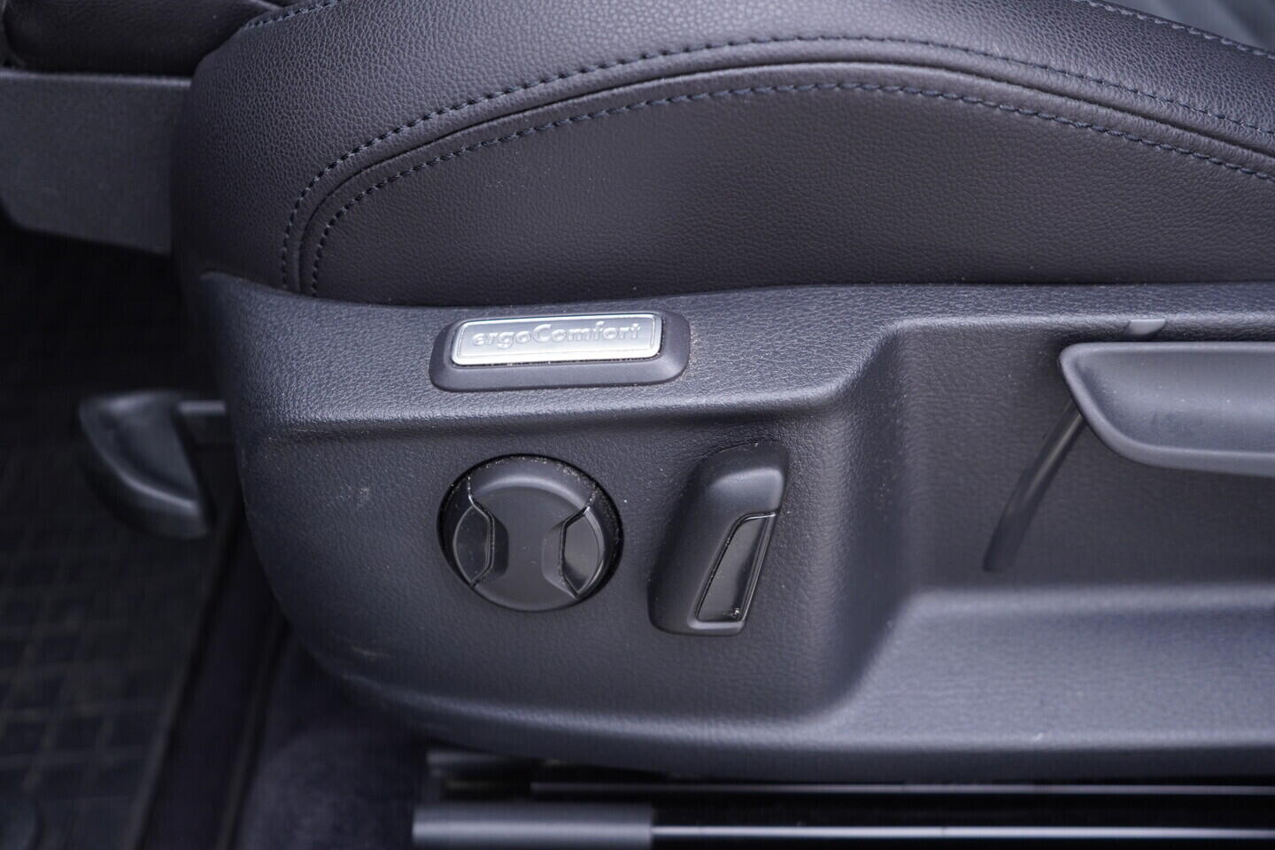 OV190V11267_22.webp_PASSAT  2.0 TDI 110 kW manuál, DPH