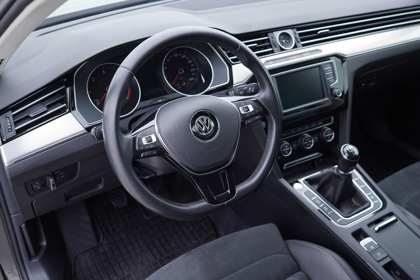 OV190V11267_23.webp_PASSAT  2.0 TDI 110 kW manuál, DPH