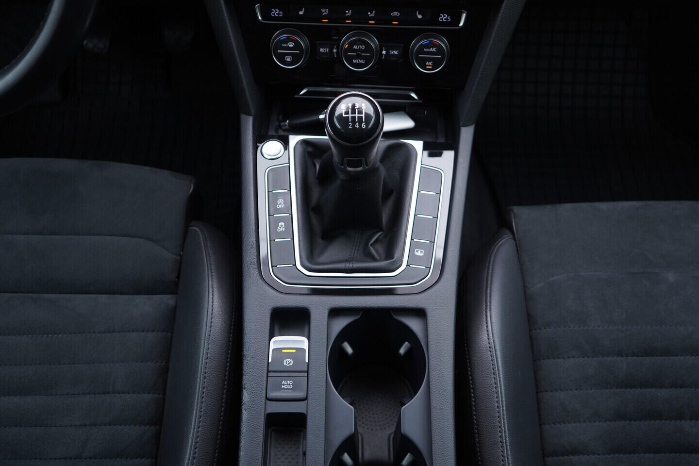 OV190V11267_35.webp_PASSAT  2.0 TDI 110 kW manuál, DPH