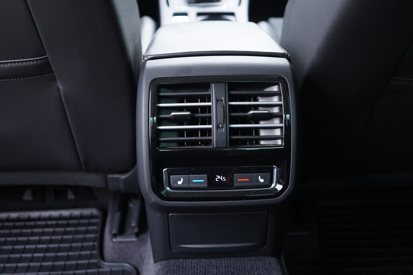 OV190V11267_37.webp_PASSAT  2.0 TDI 110 kW manuál, DPH