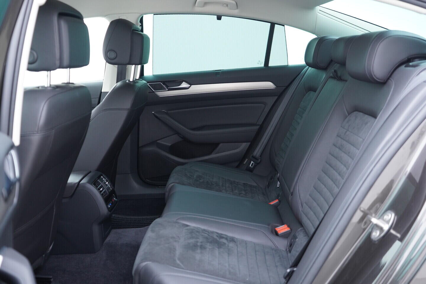 OV190V11267_38.webp_PASSAT  2.0 TDI 110 kW manuál, DPH